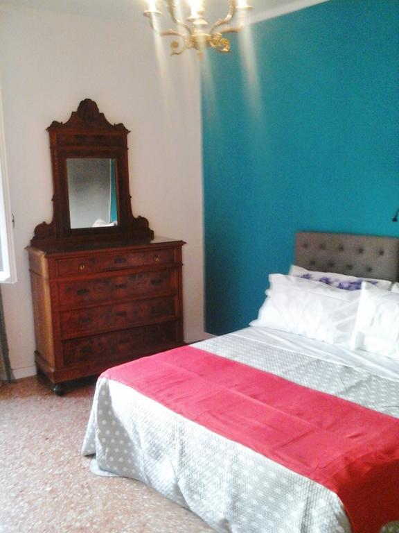 L.T. Schneider B&B Bologne Chambre photo